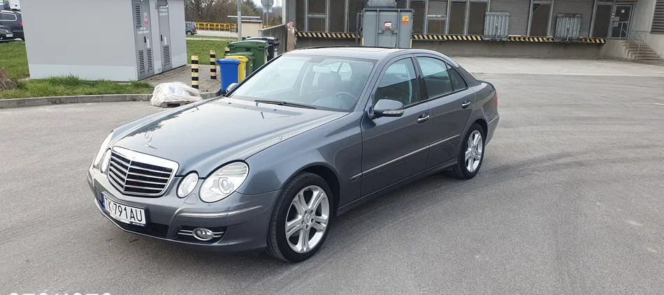 samochody osobowe Mercedes-Benz Klasa E cena 31900 przebieg: 226000, rok produkcji 2007 z Kielce